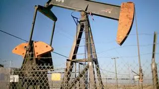 El petróleo se dispara más de un 10% y las Bolsas cotizan a la baja tras el ataque de Israel sobre Irán