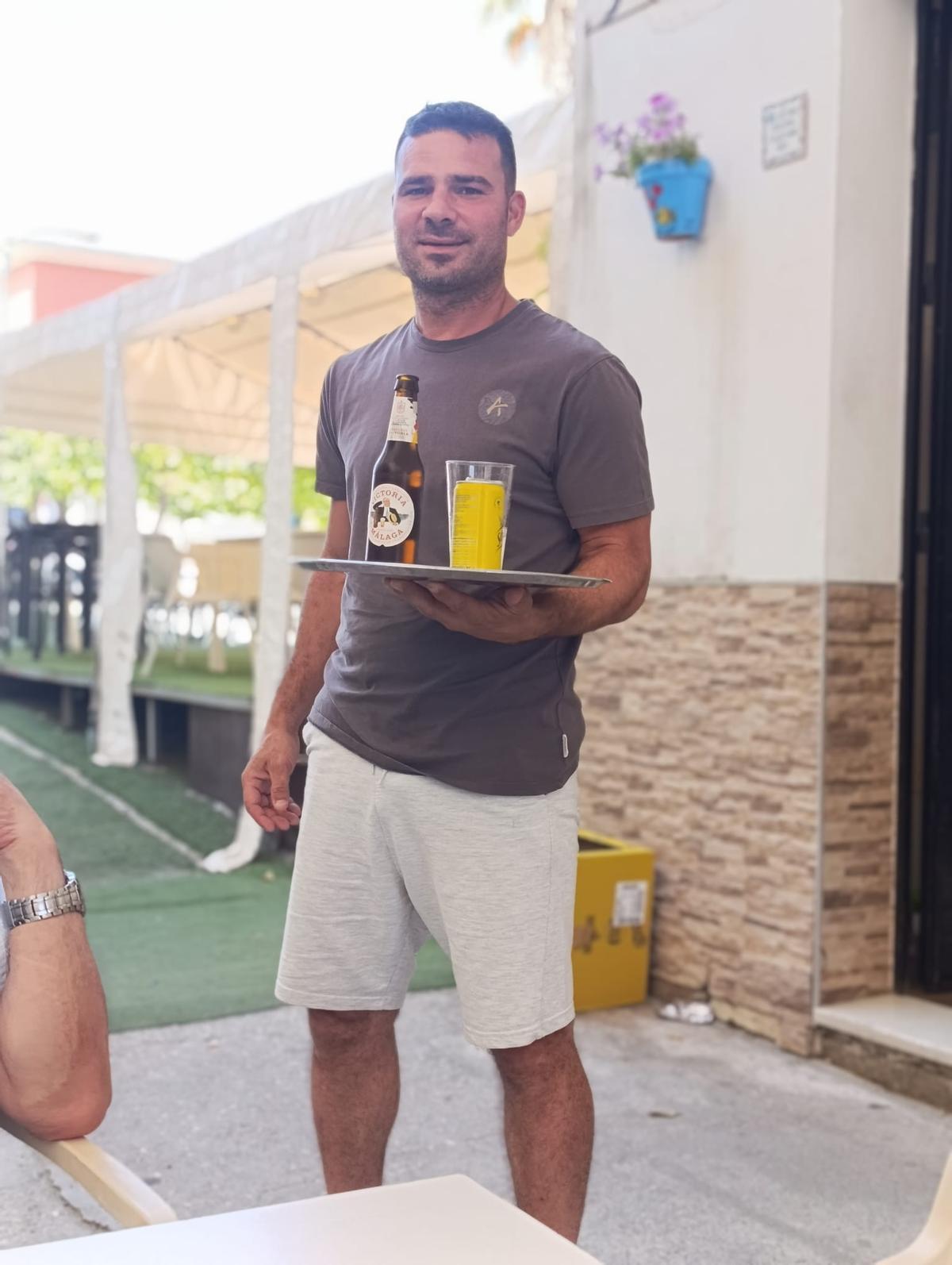 José Joaquín Aranda, en su bar de Castro del Río, donde trabajó varios años en obras del PFEA.