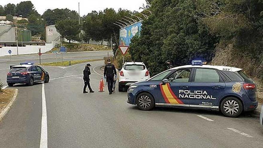 Agentes de la PolicÃ­a Nacional, durante un control en la zona de Porto Pi, en Palma.