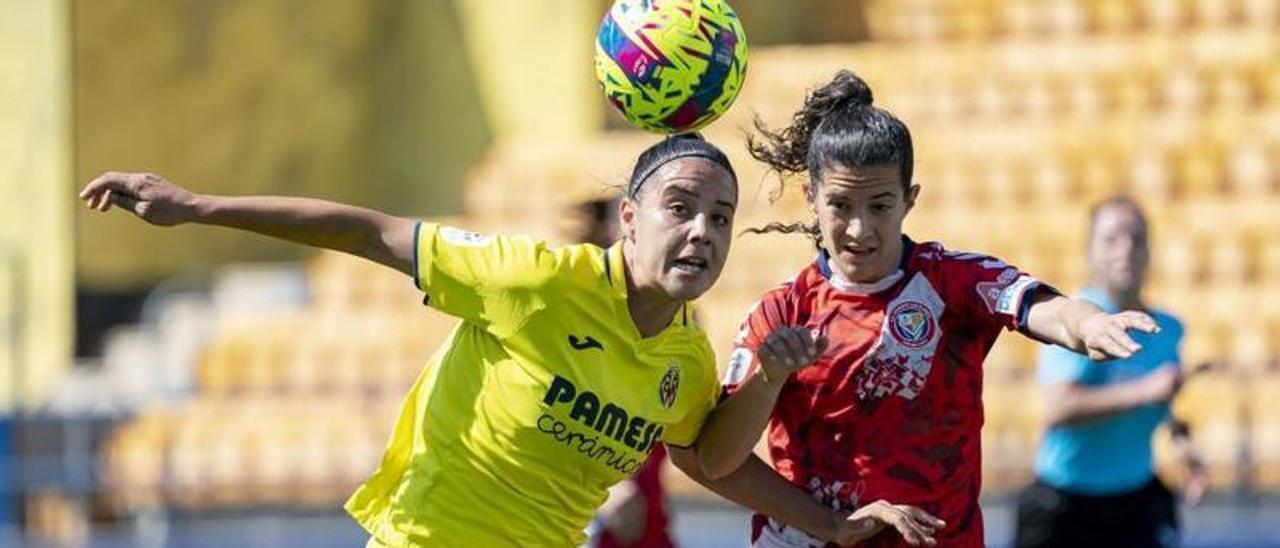 Sheila Guijarro pugna por un balón con la jugadora contraria Esther Martín.