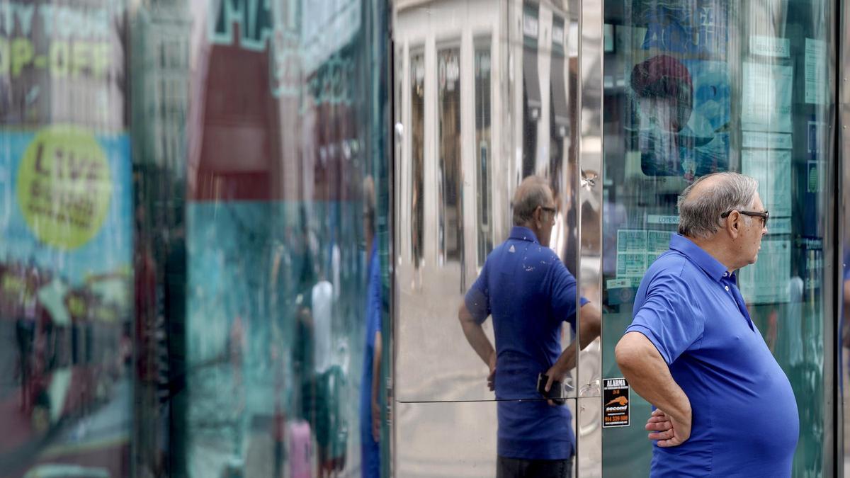 Personas mayores paseando por el centro de la ciudad