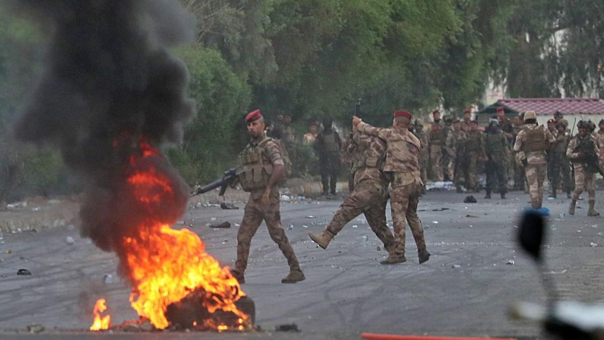 Enfrentamiento entre manifestantes y policía en Bagdad.