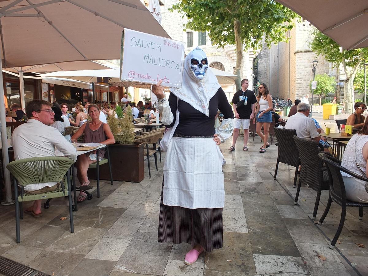 Madó Farta, l'activista darrere la pagesa-calavera: «Els turistes no són l’enemic; són una conseqüència d’un model»