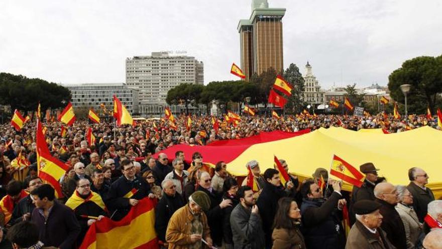 Asistentes a la manifestación contra el independentismo celebrada ayer en la plaza de Colón de Madrid.