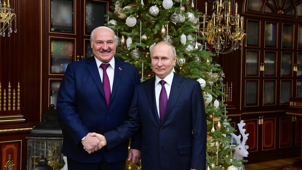 Apretón de manos navideño entre el presidente bielorruso Alexander Lukashenko y el ruso Vladímir Putin.