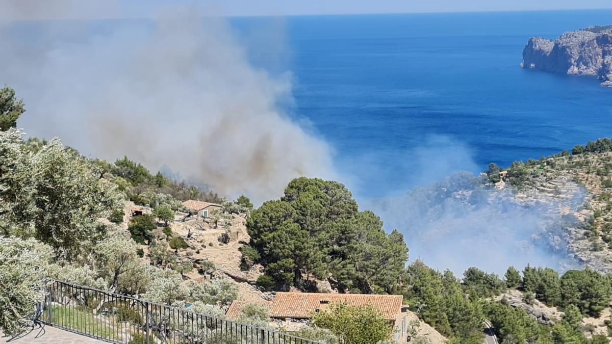 Incendio forestal y agrícola cerca de Deià