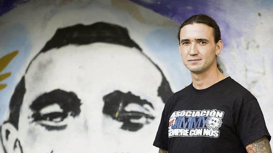 Pablo Sánchez, ante el mural en recuerdo a Jimmy, en Riazor.