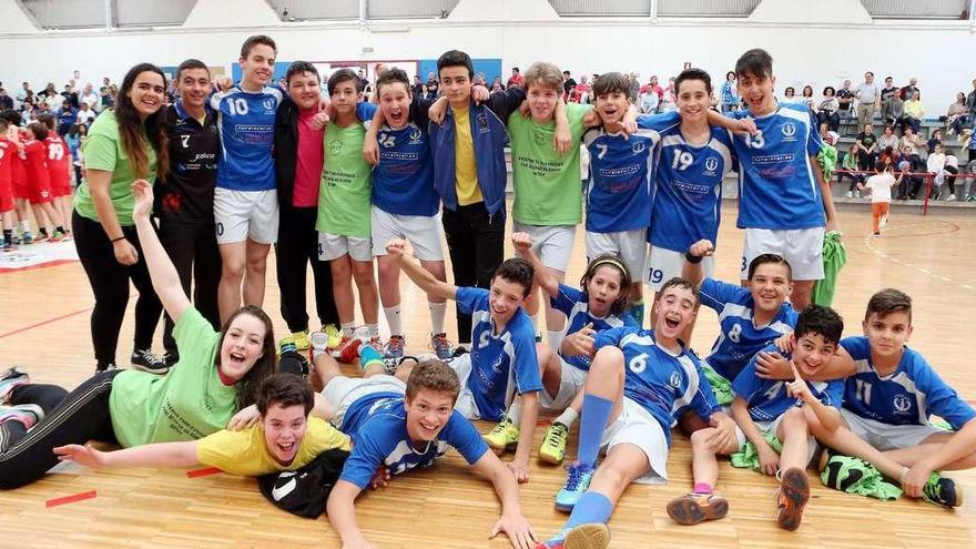 Los jugadores del equipo masculino del AD Carballal celebran su clasificación. // Marta G. Brea