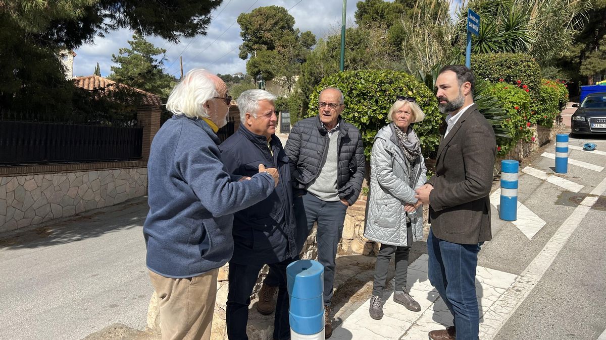 Los concejales Mariano Ruiz y Salvador Trujillo con vecinos de Pinares de San Antón.