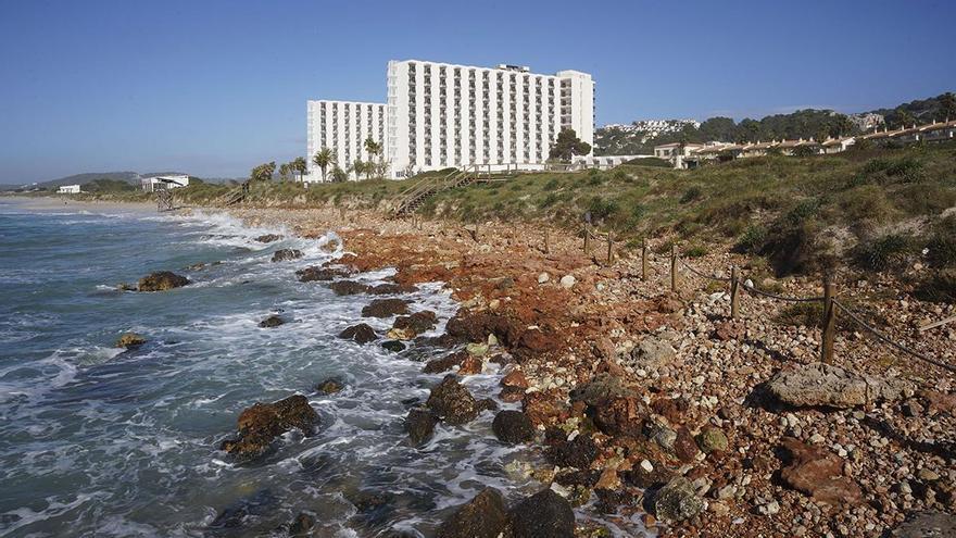 La playa de Son Bou, en Menorca, pierde casi toda la arena tras el paso de la borrasca Nils
