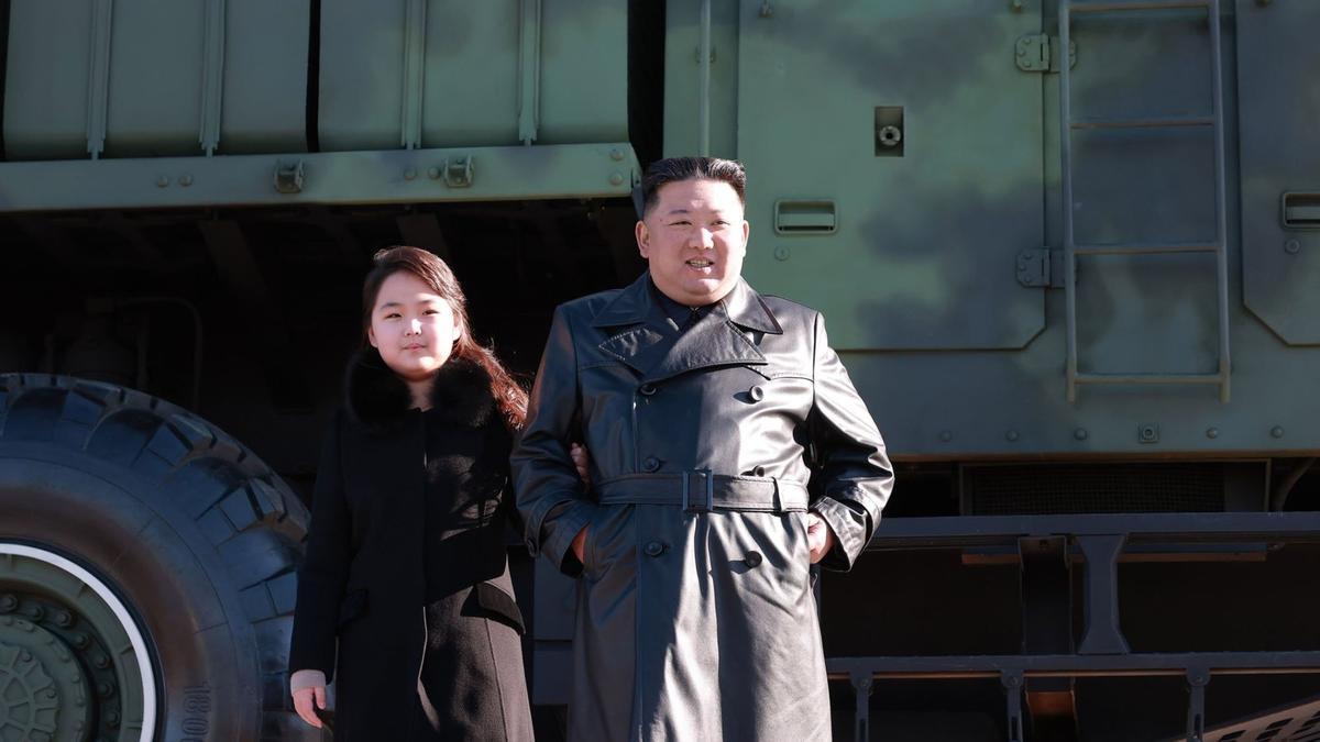 El líder norcoreano Kim Jong-un con su hija, que se supone que será su segunda hija, Ju-ae, durante la prueba de un misil balístico intercontinental Hwasong-17 en un lugar no revelado en Corea del Norte.