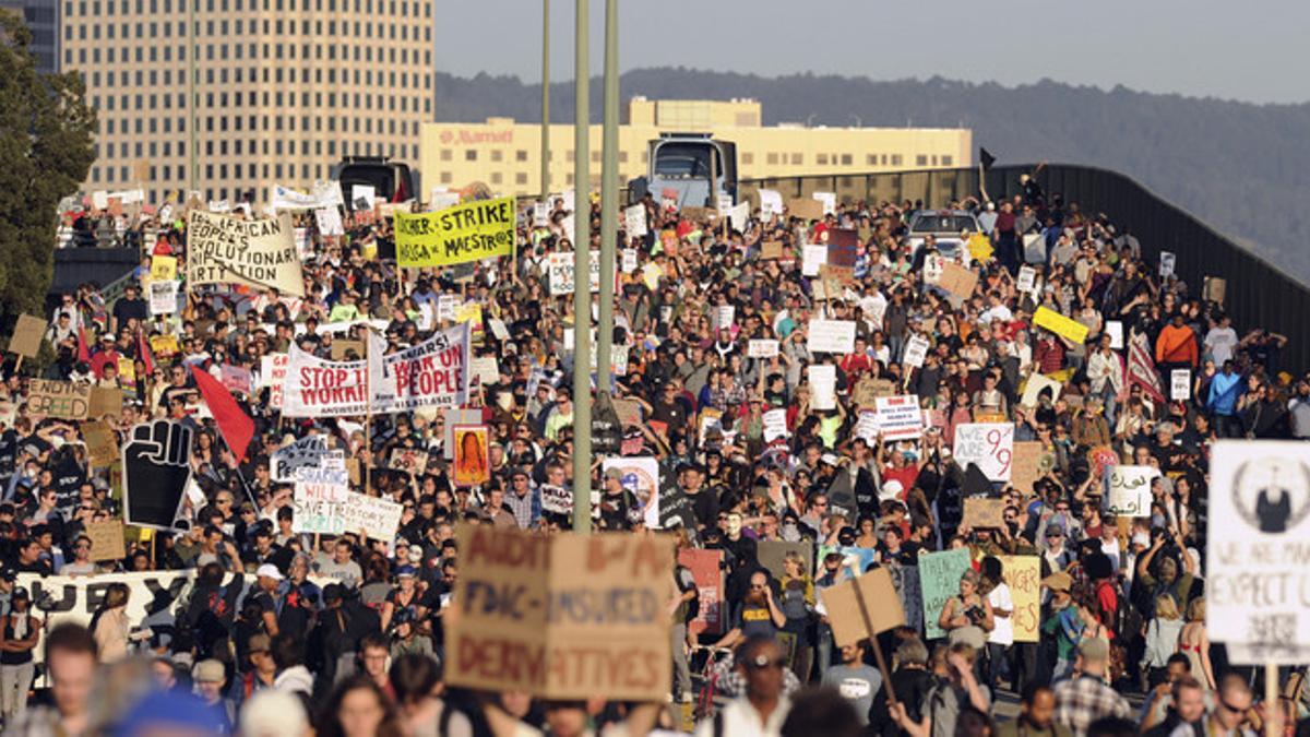 Miles de personas bloquean el puerto de la ciudad californiana de Oakland, el miércoles.