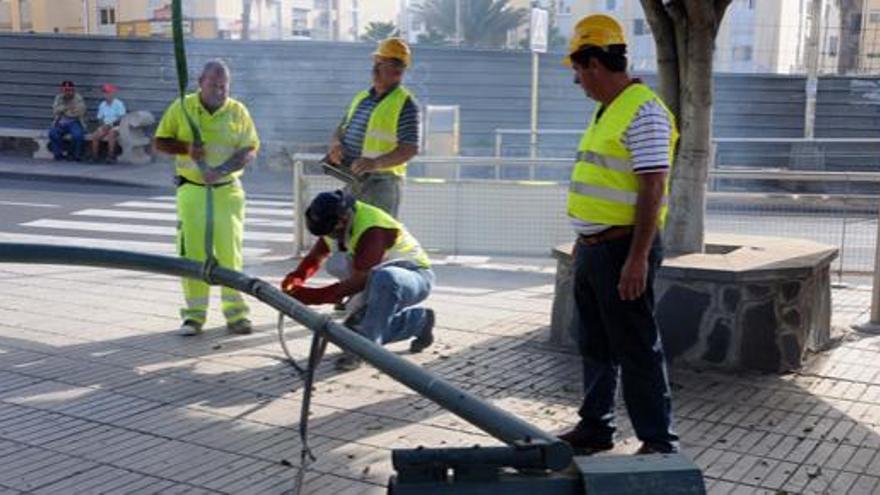 Operarios municipales quitando uno de los semáforos que quedaban en pie en las calles de Playa del Inglés.   i LA PROVINCIA/DLP