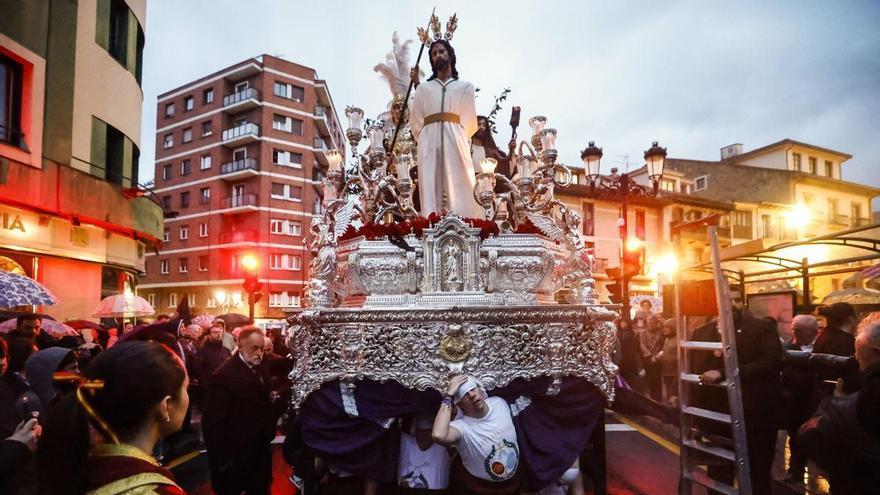 Procesión del Prendimiento de Oviedo a cargo de la Hermandad de los Estudiantes