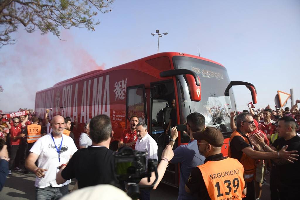Recibimiento de la afición al Real Murcia antes del partido ante el Nástic