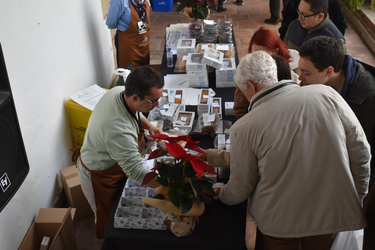 Visitantes compran dulces en Monacal.