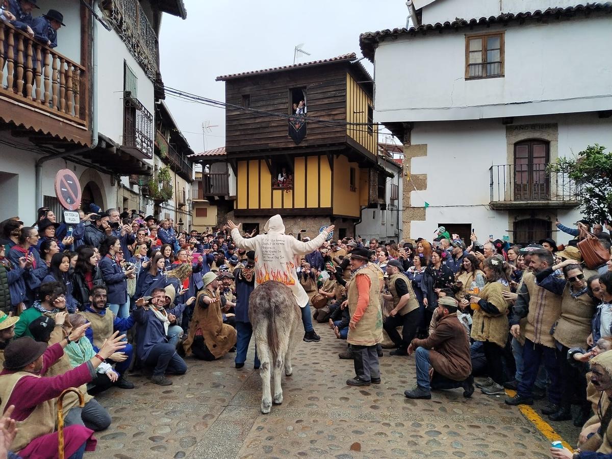 Galería | La misteriosa tradición del Pero Palo llena Villanueva de la Vera