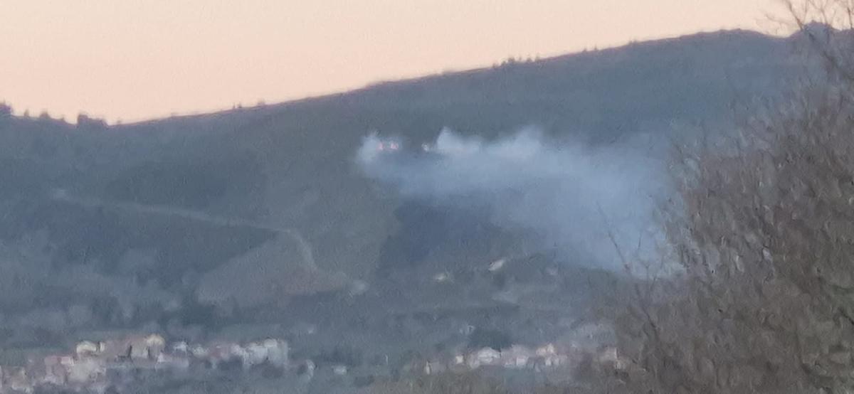 Estado del incendio forestal del Xurés, en Muíños, a primera hora de este martes.