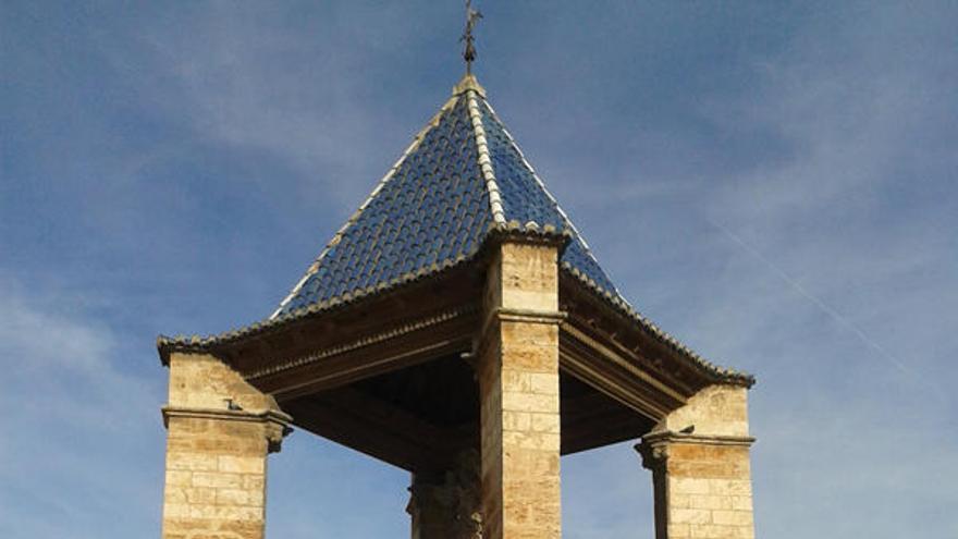 Grafitis de amor en la cruz de término gótica  de Almàssera