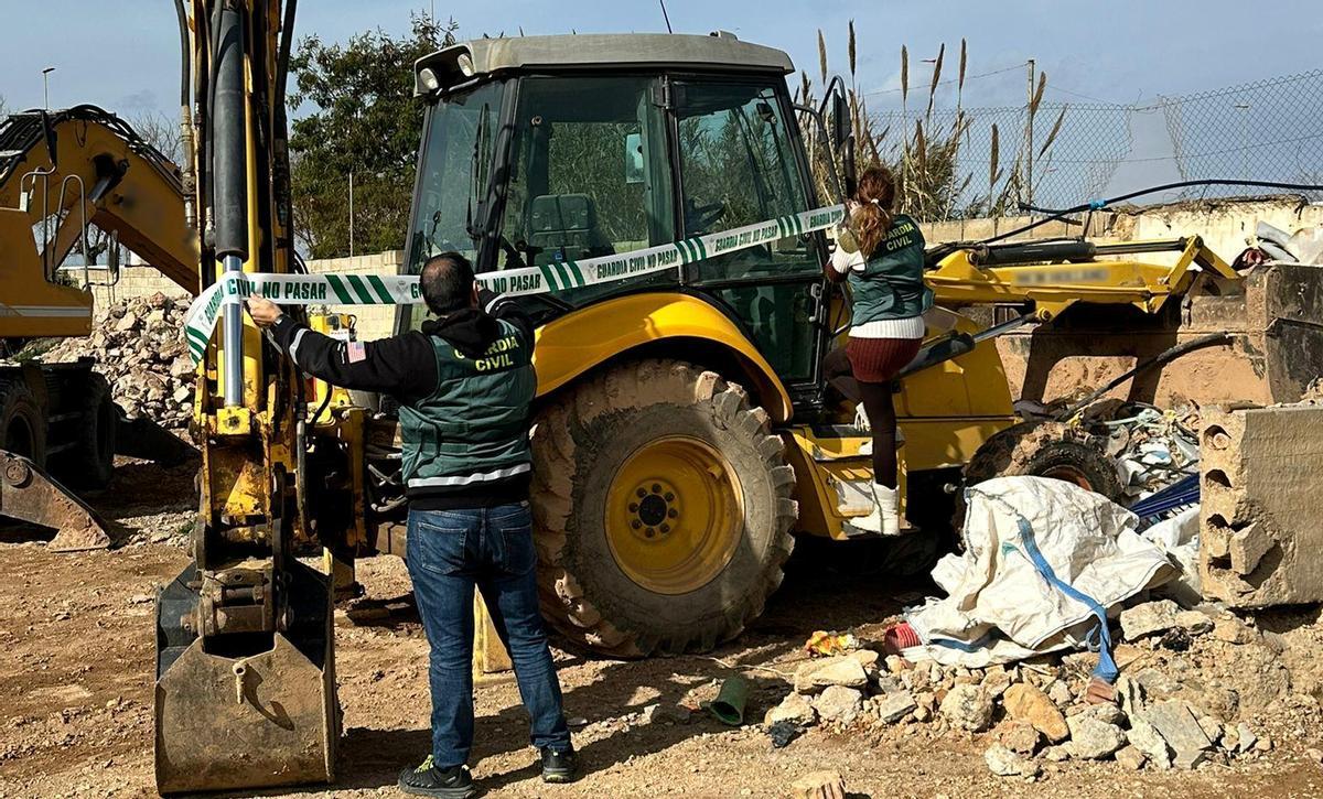 La retroexcavadora robada en Picassent y precintada por la Guardia Civil.