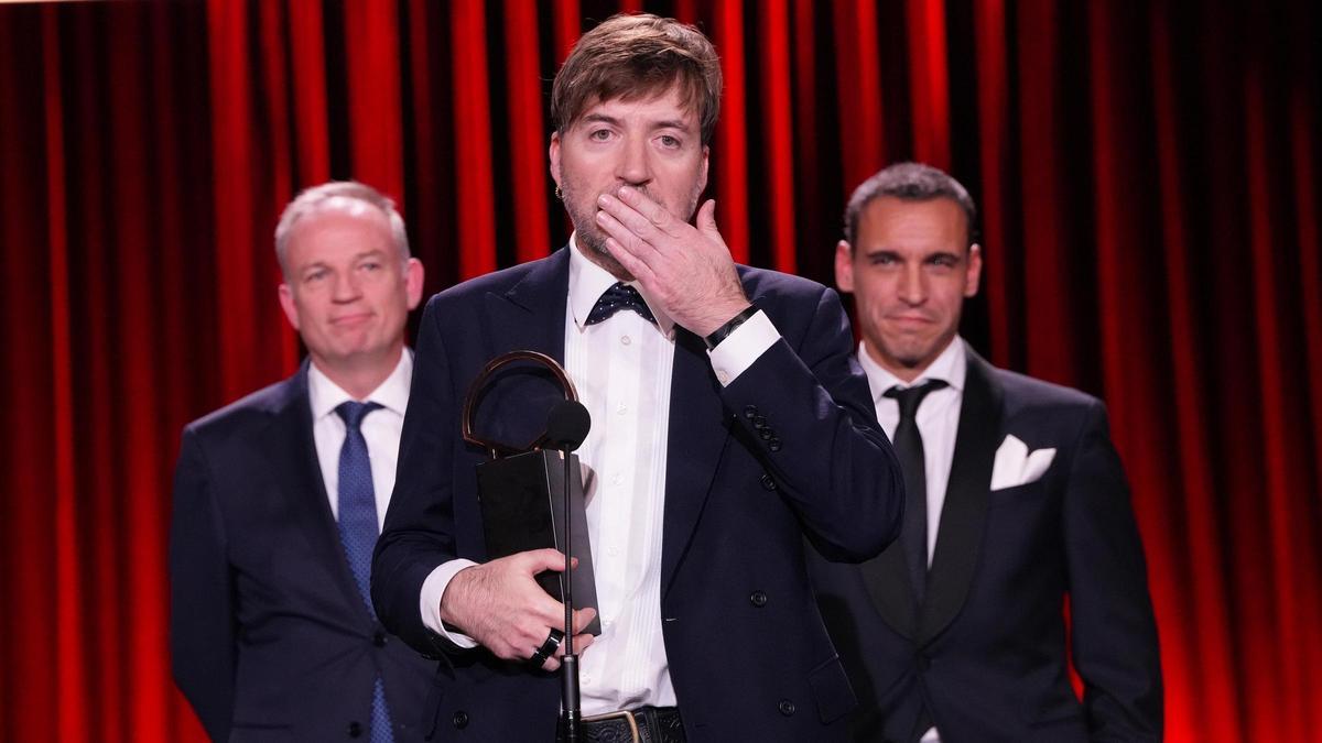 El cineasta Albert Serra recibe junto a su equipo la Concha de Oro a la mejor película este sábado en el 72 Festival de Cine de San Sebastián. 'Tardes de soledad', el documental sobre la tauromaquia de Albert Serra centrado en el torero peruano Andrés Roca Rey, se ha alzado con la Concha de Oro a la mejor película en el 72 Festival de Cine de San El cineasta Albert Serra recibe junto a su equipo la Concha de Oro a la mejor película este sábado en el 72 Festival de Cine de San Sebastián. 'Tardes de soledad', el documental sobre la tauromaquia de Albert Serra centrado en el torero peruano Andrés Roca Rey, se ha alzado con la Concha de Oro a la mejor película en el 72 Festival de Cine de San