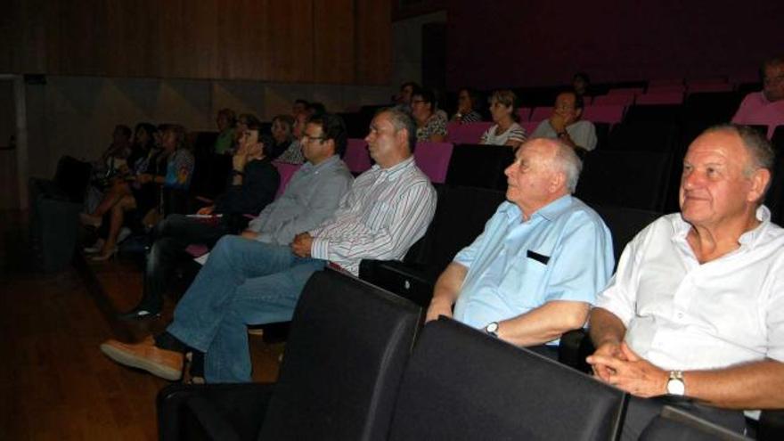 Público en la mesa redonda de las jornadas municipales de salud celebradas en el auditorio de Pola de Siero. / manuel noval moro