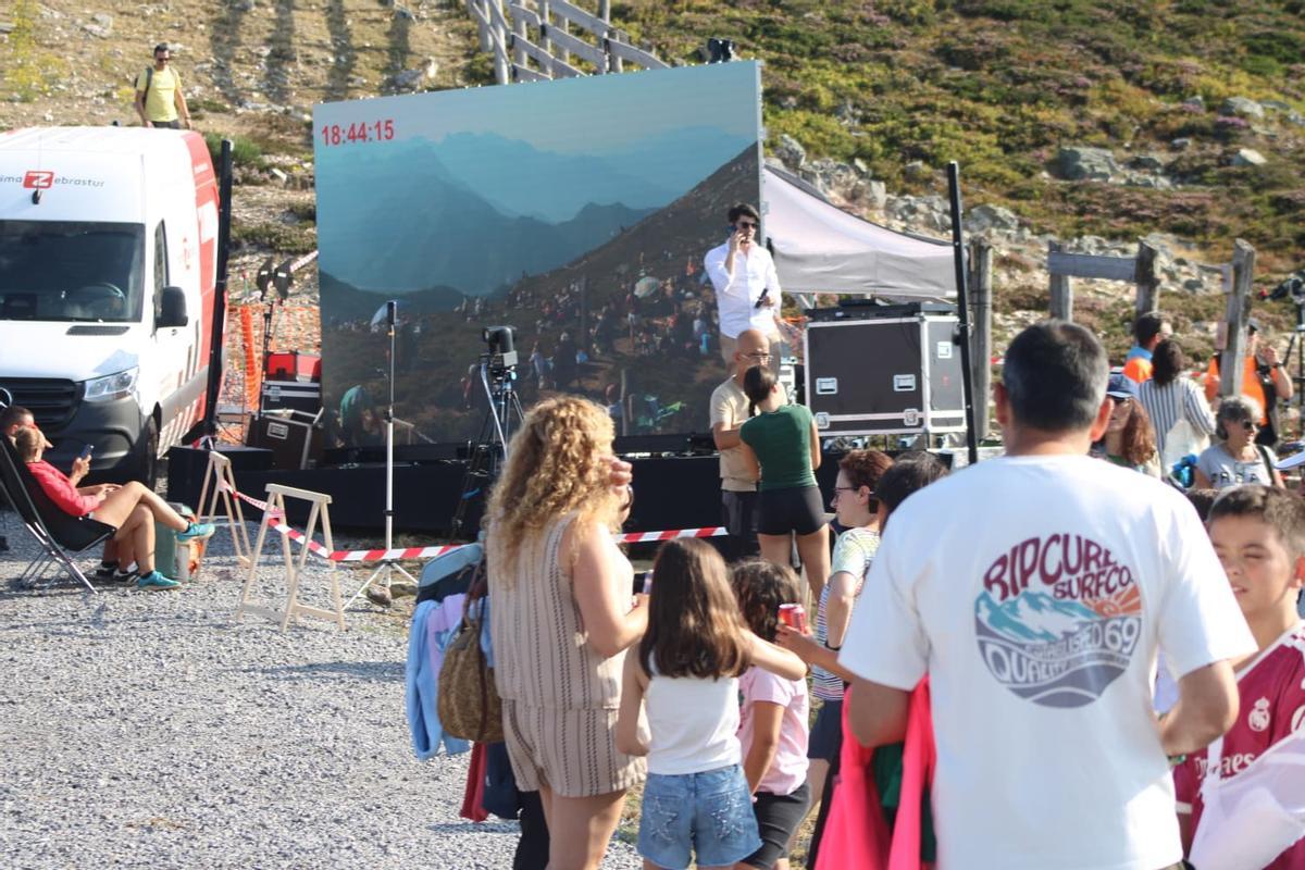 Así se vive el eclipse desde la estación de Pajares: cientos de personas ven sin problemas el esperado evento astronómico, "es increíble"