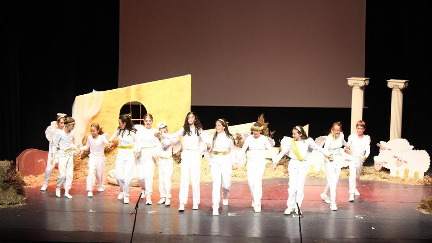 Los alumnos del Colegio La Purísima de Torrevieja escenifican la Natividad