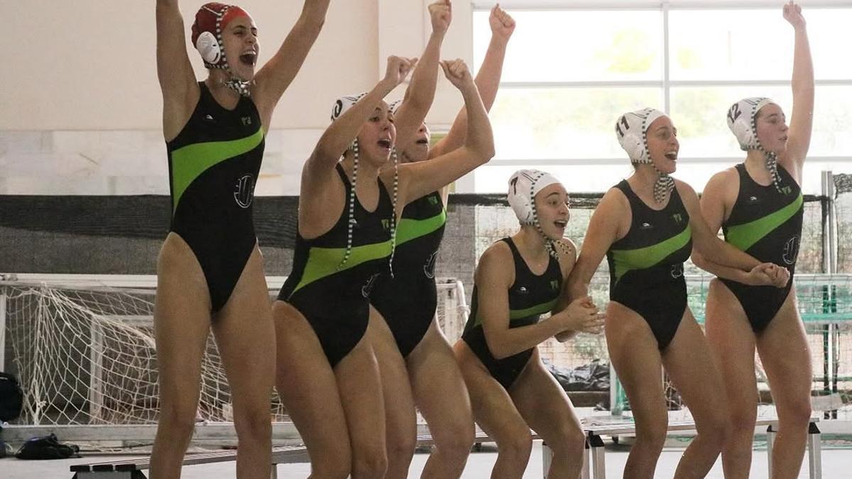 Las jugadoras de Waterpolo Málaga celebran un gol en un encuentro anterio.
