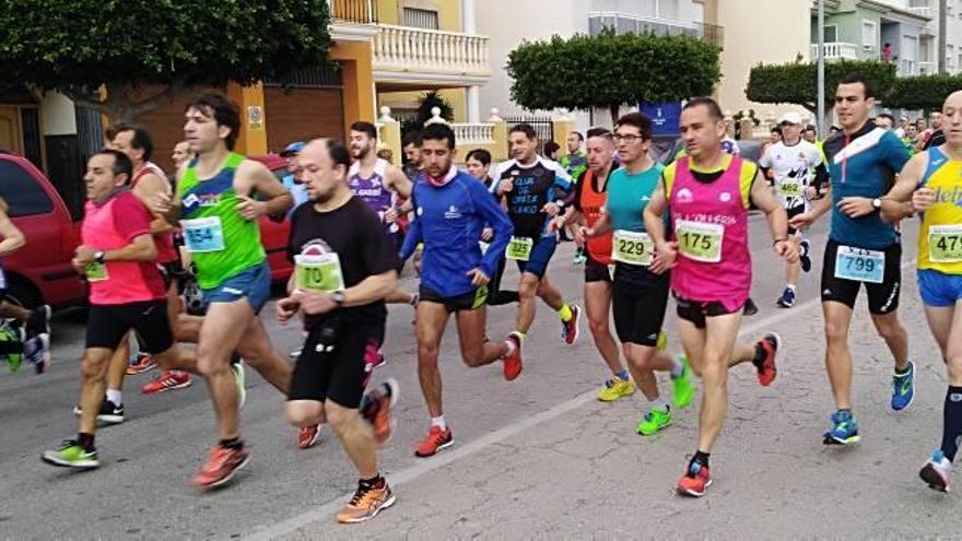 Un grupo de atletas en los primeros metros de la prueba de ayer.