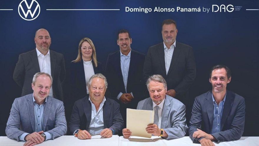 El equipo de Domingo Alonso durante la firma del acuerdo con Volkswagen para distribuir en Panamá.