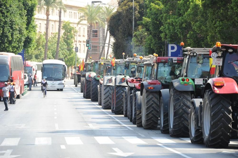 La Gran Vía de Murcia, paralizada por los agricultores