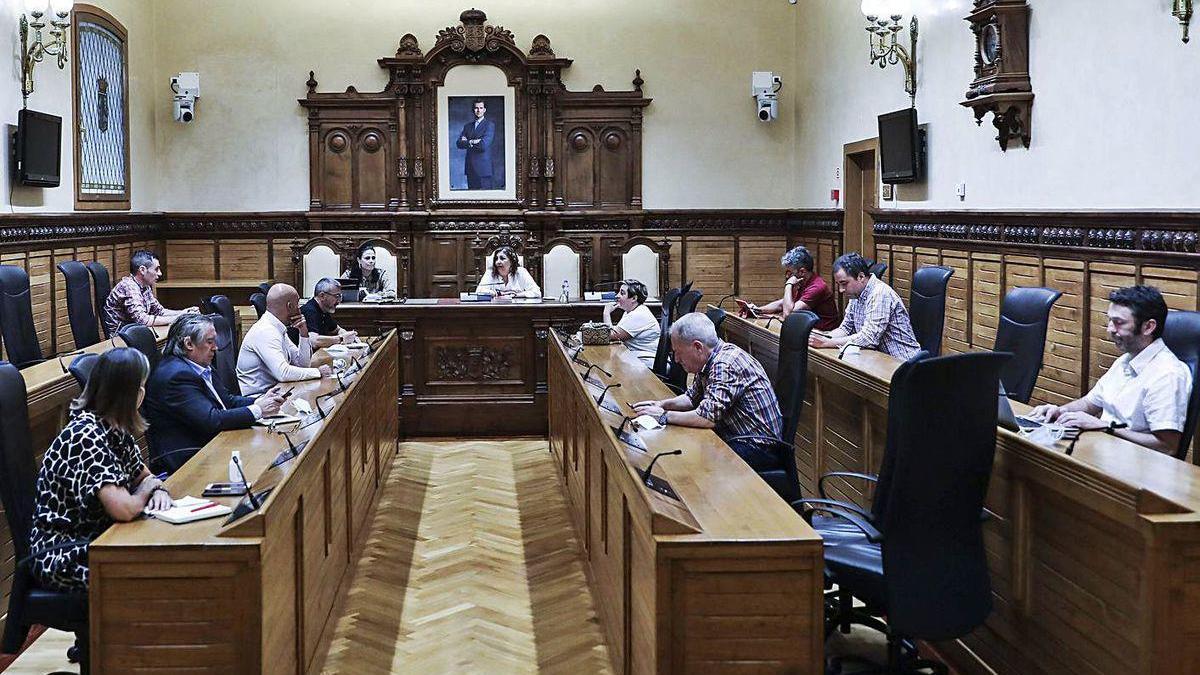 el primer paso de la comisión. Marina Pineda en la mesa presidencial junto a la titular de la Secretaría General, Inmaculada Fernández Gancedo, y ante los ediles