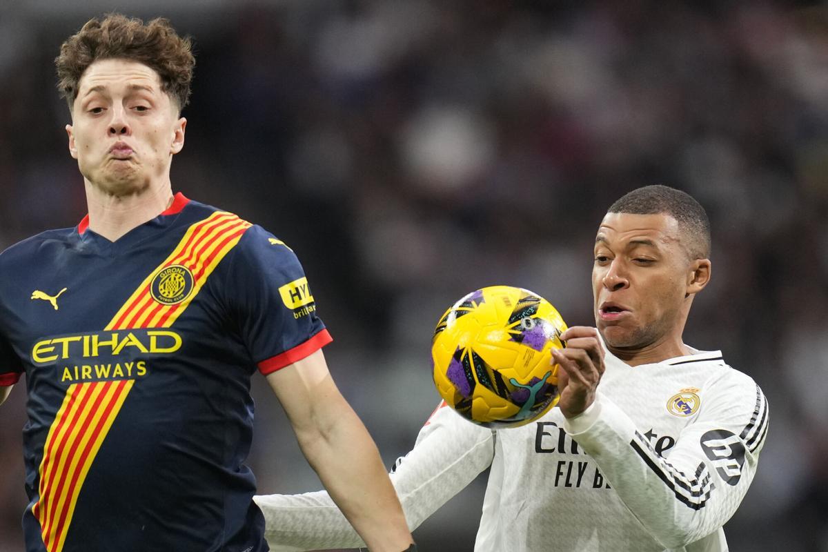 Real Madrids Kylian Mbappe, right, and Gironas Ladislav Krejci challenge for the ball during the Spanish La Liga soccer match between Real Madrid and Girona at the Santiago Bernabeu stadium in Madrid, Spain, Sunday, Feb. 23, 2025. (AP Photo/Manu Fernandez). EDITORIAL USE ONLY/ONLY ITALY AND SPAIN