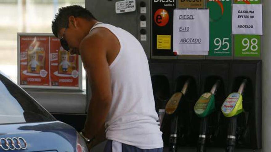 Un cliente reposta en una gasolinera alicantina.