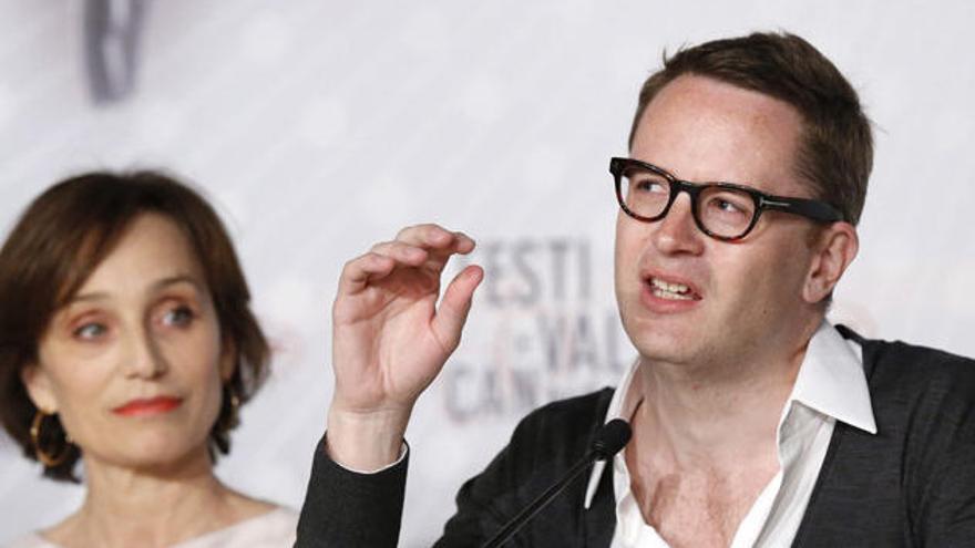 El director danés Nicolas Winding Refn junto a la actriz Kristin Scott Thomas.