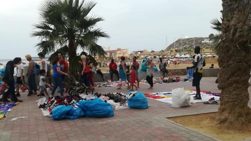 Mantas llenas de bolsos y prendas de ropa, muchas falsificadas, proliferan en el paseo del Puerto de Mazarrón.