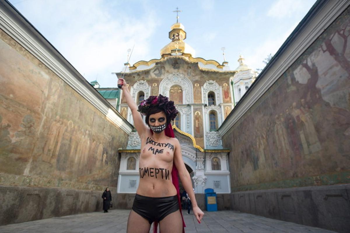 Una activista de FEMEN con el lema La dictadura tiene que morir escrito en su cuerpo delante del monasterio Kiev Pechersk Lavra.