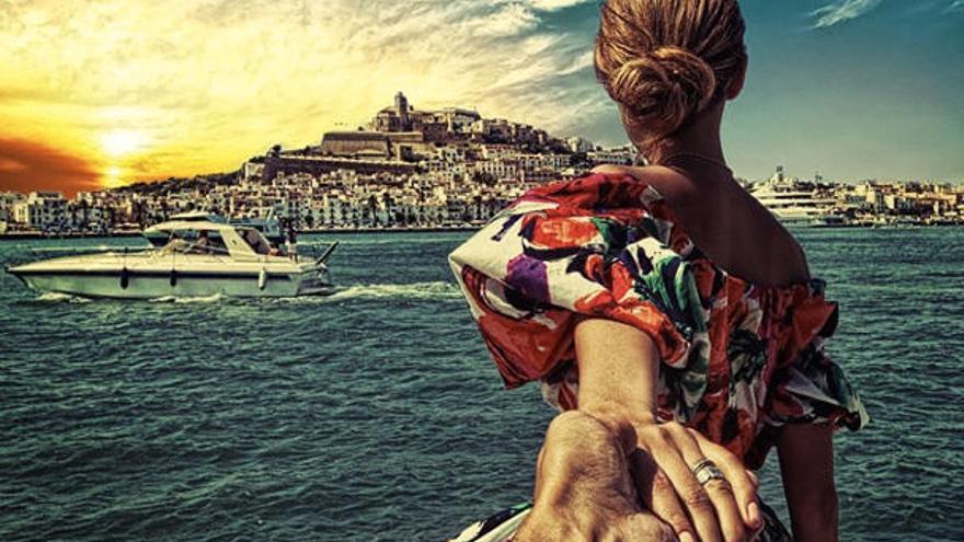 La pareja en Ibiza con Dalt Vila de fondo.