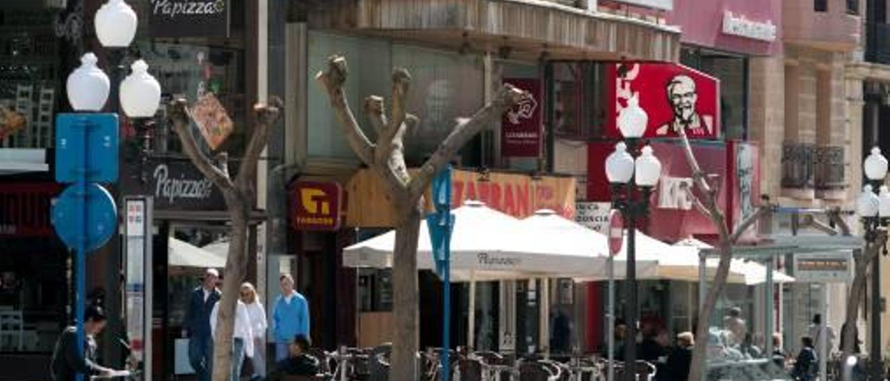 Franquicias de restauración en la Rambla. El comercio tradicional ha desaparecido.