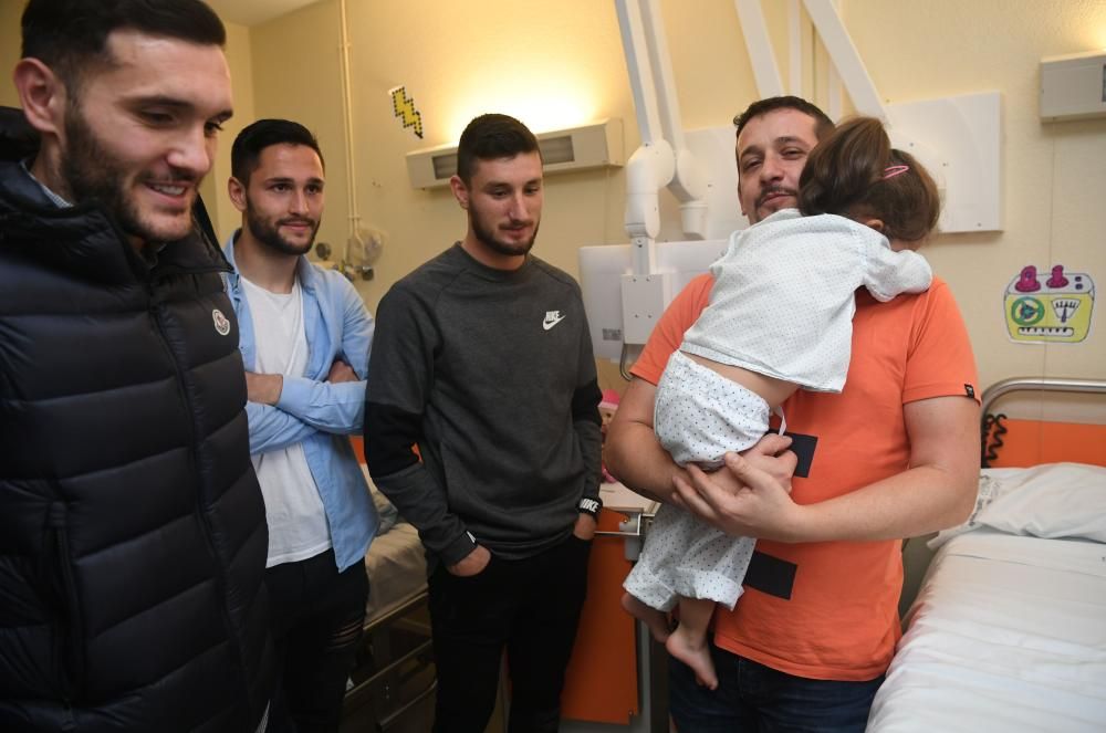 Pedro Mosquera, Lucas Pérez, Florin Andone, Fernando Navarro, Borja Valle, Luisinho, Bruno Gama, Iris, Lía, Miriam, Peke, Nuria y Malena visitan a los niños hospitalizados.