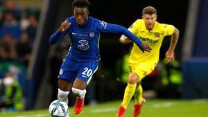 El jugador del Chelsea Callum Hudson-Odoi corre con el balón perseguido por el futbolista del Villarreal Alberto Moreno, este miércoles, en Belfast.