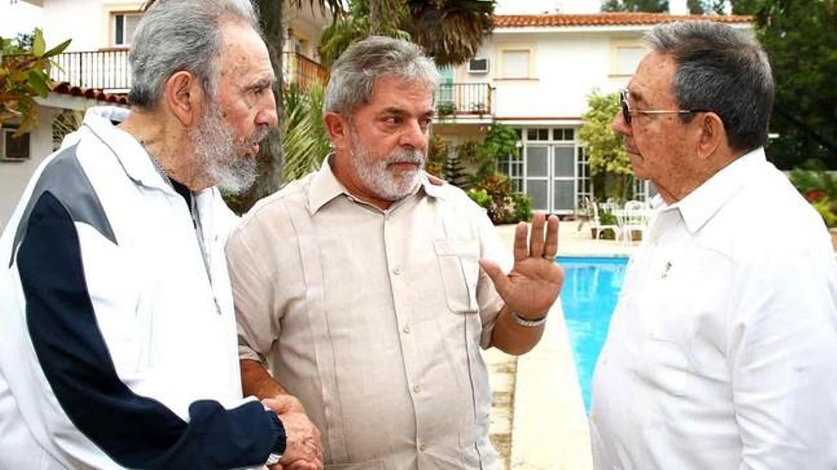 L’exdirigent cubà, amb el seu germà, Raúl Castro, i el president brasiler, Luiz Inácio ’Lula’ da Silva, a l’Havana.