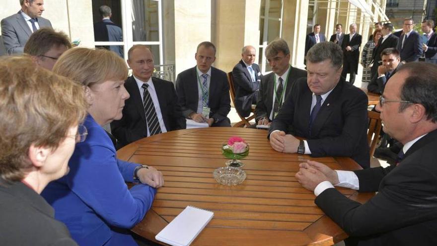 Merkel, Putin, el presidente ucraniano, Petro Poroshenko y Hollande, ayer en la cumbre de París.