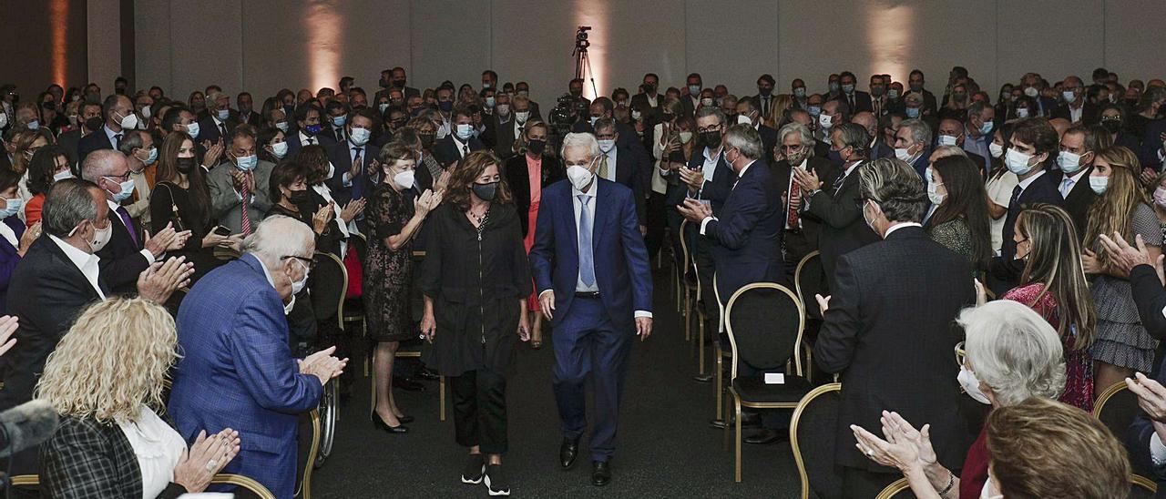 La presidenta Francina Armengol acompaña a Gabriel Escarrer en su entrada en el centro de convenciones del Gran Meliá Victoria. | MANU MIELNIEZUK