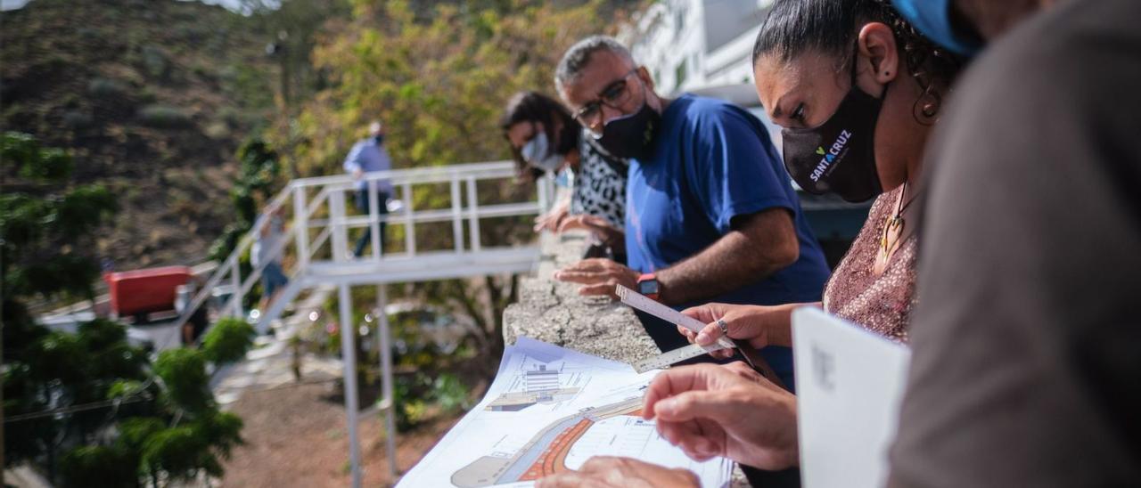 El presidente de la asociación de Cueva Bermeja y técnicos de Infraestructuras en la calle Río Orinoco donde se construirá el muro de contención.