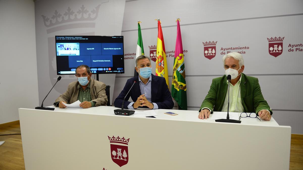 El presidente de Pymecon (izquierda), el alcalde y el decano del colegio de arquitectos.