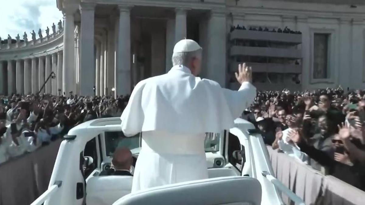 León XIV recorre la plaza de San Pedro en papamóvil por primera vez, antes de la misa inaugural