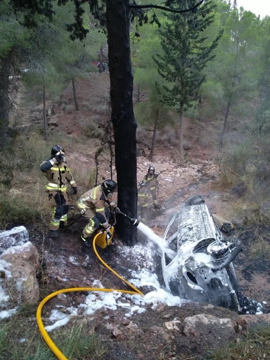 Arde un coche al estrellarse en Murcia