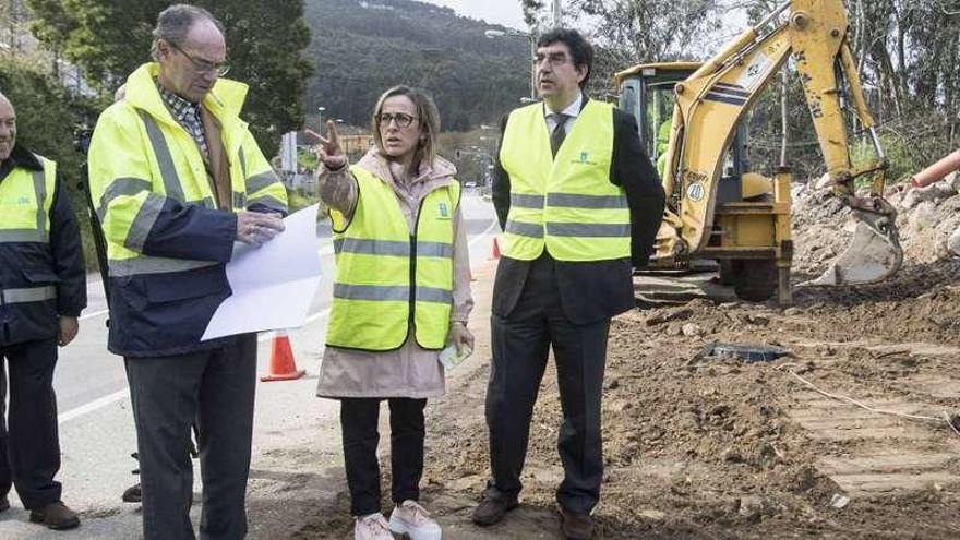 Vázquez y López-Chaves visitaron ayer las obras de la senda peatonal en Coruxo. // C. Graña